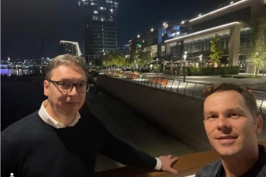 VUČIĆ I MALI U NESVAKIDAŠNJEM IZDANJU:  Pravo na šetnju nam nisu ukinuli, živela slobodna Srbija (FOTO)