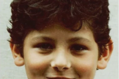 PREPOZNAJETE LI OVOG SRPSKOG POLITIČARA! Danas je porodični čovek, a nekad je lomio ŽENSKA SRCA!