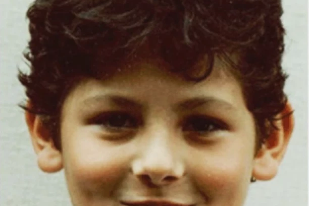 PREPOZNAJETE LI OVOG SRPSKOG POLITIČARA! Danas je porodični čovek, a nekad je lomio ŽENSKA SRCA!