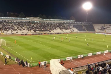 SA LICA MESTA: Gori zgrada pored stadiona Partizana, sevaju baklje na sve strane (FOTO)