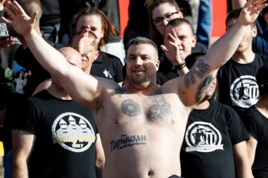 KIMI SE VRATIO NA STADION PARTIZAN: Pogledajte šta je radio tokom utakmice protiv Genta (VIDEO)