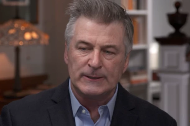 PRVE FOTOGRAFIJE ALEKA BOLDVINA NAKON ŠTO JE UBIO KOLEGINICU I RANIO MUŠKARCA: Glumac slomljen i vidno potresen (FOTO)