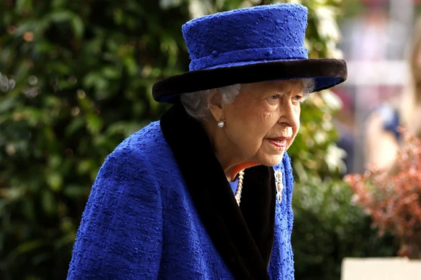 NOVI ŠOK U BRITANIJI, KRALJICA PROVELA NOĆ U BOLNICI! Bakingemska palata tvrdi: VEDROG JE DUHA!