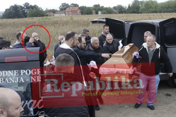 DŽONIĆ MRTAV HLADAN POGLEDOM ISPRATIO SPUŠTANJE SANDUKA U RAKU: Ubica bez trunke emocija prisustvovao sahrani rođaka koje je svirepo likvidirao (VIDEO)