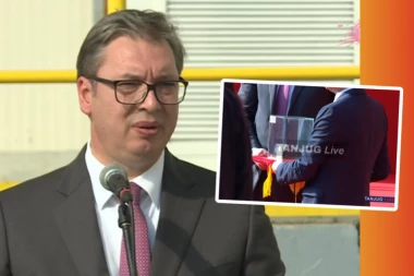 VUČIĆ OD KINEZA DOBIO MISTERIOZNI PREDMET U STAKLU: Otkrivamo šta je predstavnik Ziđina darovao predsedniku Srbije! (FOTO)
