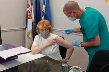 ANTIVAKSERI NEMAJU VIŠE ŠTA DA PRIČAJU: Doktorka Danica Grujičić se vakcinisala Sputnjikom Ve sa Torlaka (VIDEO)