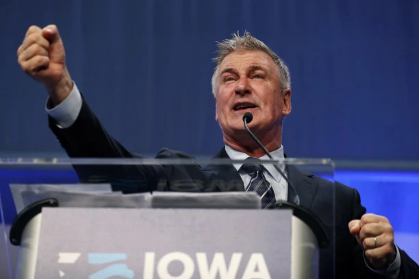 ALEKU BOLDVINU SMESTILI UBISTVO? Glumac potpuno slomljen, nakon incidenta na setu ponavljao je u agoniji: NIKAD PRE MI NISU DALI NAPUNJENO ORUŽJE!