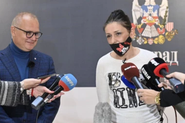 VESIĆ ISPUNIO OBEĆANJE: U Starom dvoru ugostio samohranu majku s petoro dece (FOTO)