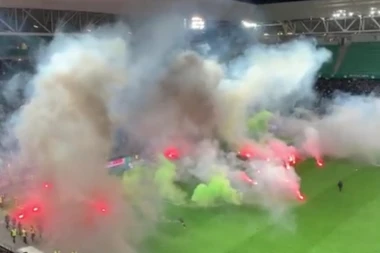 OPŠTI HAOS U FRANCUSKOJ: Huligani upali na teren, baklje i dimovi na sve strane, a policije NIGDE! (VIDEO, FOTO)