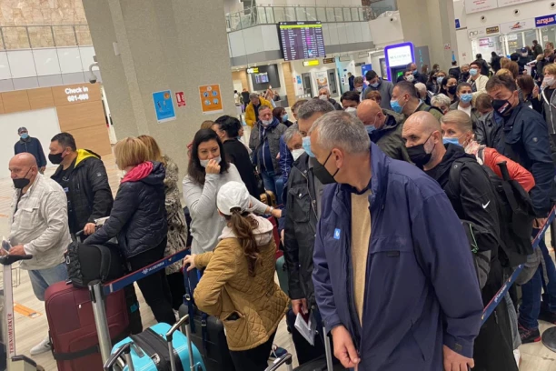 DRAMA NA AERODROMU U ISTANBULU! Srpski turisti zarobljeni, otkazan im je let!