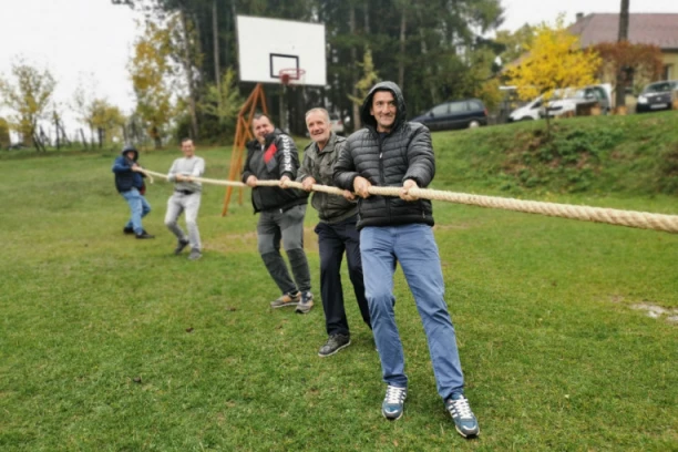 NEKAD NIJE BILO TERETANA, ALI JE BILO VIŠE SNAGE: Pogledajte kako u Arilju odmeravaju snagu na tradicionalni način (FOTO)