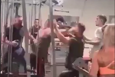 JEZIVA MAKLJAŽA U TERETANI: Dvojica vežbača se potukla, jedan popio metalnu šipku u glavu (VIDEO)