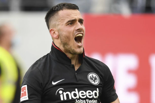 Ajntraht prihvatio ponudu: Kostić na pragu Premijer lige!