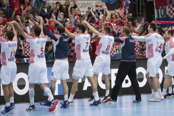 ŠOKIRAĆE VAS IZBOR: Hrvati pobedili Island, pa uglas zapevali - TOMPSON NA APARATIMA!