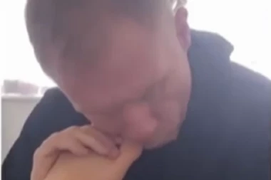 JEZIVO, BOLESNO I BIZARNO Legendarni fudbaler Junajteda gricka nokte na nogama svoje ćerke! (VIDEO)