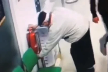 DEKA HTEO DA DEZINFIKUJE RUKE, A GREŠKOM AKTIVIRAO POGREŠAN APARAT! Svi pričaju o ovom snimku iz Podgorice (VIDEO)