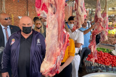 Palma na pijaci u Hurgadi sekao i prodavao meso (VIDEO)