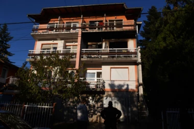 VATRA GUTALA STAN U KALUĐERICI! Pronađeno telo MRTVE STARICE, sumnja se da je OVO uzrok požara! (FOTO, VIDEO)