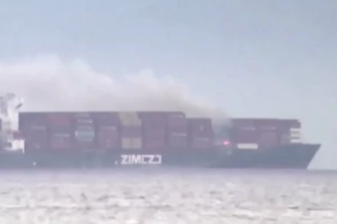 SVETU PRETI EKOLOŠKA KATASTROFA!? Zapalio se brod sa opasnim hemikalijama, 40 kontejnera palo u more! (VIDEO)