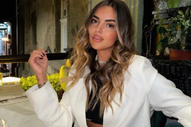 SADA JE PLASTIČNA BARBI, A NEKADA PRIRODNA LEPOTICA: Evo kako je Sofija Šašić izgledala PRE OPERACIJA! (FOTO)