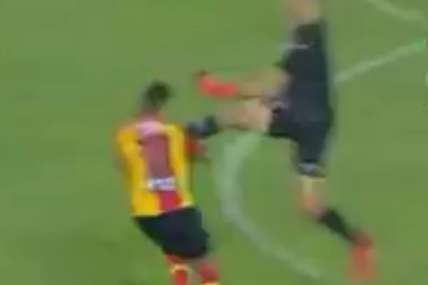 JEZIVE SCENE U LIGI ŠAMPIONA: Golman kao da je startovao da UBIJE napadača (UZNEMIRUJUĆI VIDEO)