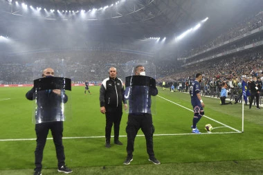 NEJMAR JEDVA IZVUKAO ŽIVU GLAVU: Policija štitovima branila Brazilca od POBESNELIH NAVIJAČA!