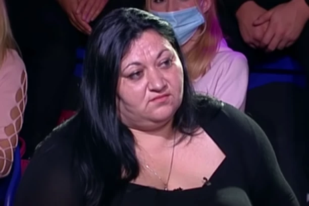 "ĆERKA VAM IGRA RIJALITI PREKO ONE POLNOG ORGANA" Brutalni okršaj majke Milice Veselinović i Ermine Pašović zbog vrelih akcija sa Carem, letelo perje i zbog Mensura! (VIDEO)