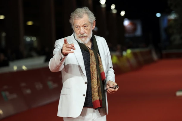 PRVE INFORMACIJE O STANJU LEGENDARNOG GANDALFA! Evo kako se glumac oseća posle PADA s pozornice!