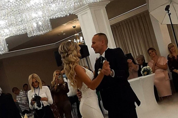 ŽENA GA PUSTILA DA ODE NA UTAKMICU: Neverovatna priča SRPSKOG FUDBALERA - sa SVADBE direktno na teren! (FOTO)