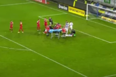 HOROR SCENA: Fudbaler se srušio na teren, saigrač mu spašavao život (VIDEO)