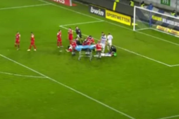 HOROR SCENA: Fudbaler se srušio na teren, saigrač mu spašavao život (VIDEO)