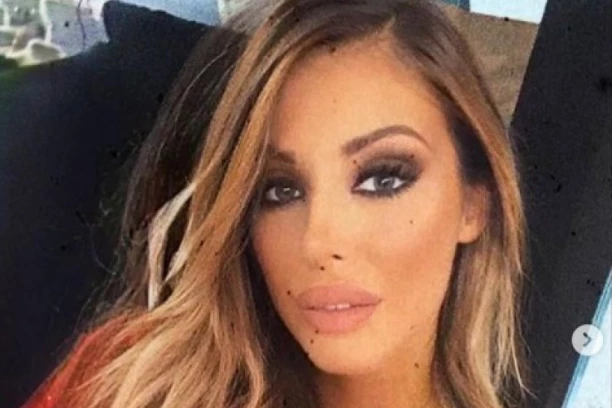 BLAMANTNA VALENTINA NIJE JEDINA KOJA ĆE SNOSITI POSLEDICE! Albanski mediji OPLELI po svojoj misici, jer je sa Srpkinjom DIGLA TRI PRSTA! (FOTO)