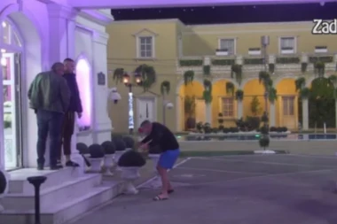 ZADRUGAR DOŽIVEO POMRAČENJE, ZVERKA GA POKRAO: Krle počeo da LOMI sve po imanju, kipti od besa! (VIDEO)