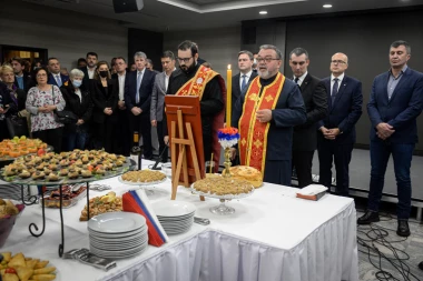 NAPREDNJACI DANAS SLAVE SVETU PETKU: Vučić pozdravljen aplauzom, ove godine domaćin Vladimir Orlić (FOTO)