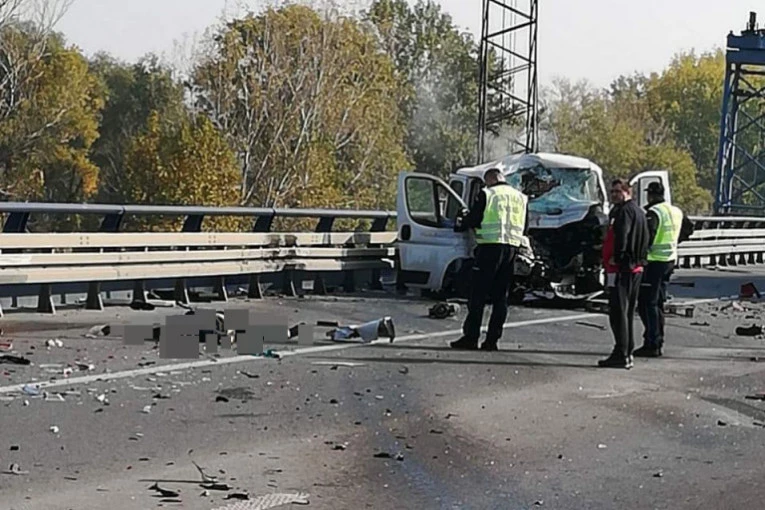 SAOBRAĆAJNA NESREĆA NA OSTRUŽNIČKOM MOSTU: Sudar teretnog i dva kombi vozila - POGINUO VOZAČ (FOTO)