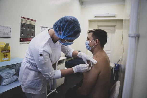 POTREBNA JE I ČETVRTA DOZA VAKCINE PROTIV KORONE! Najnoviji nalazi potvrdili, evo ko će OBAVEZNO MORATI DA JE PRIMI I KAD!