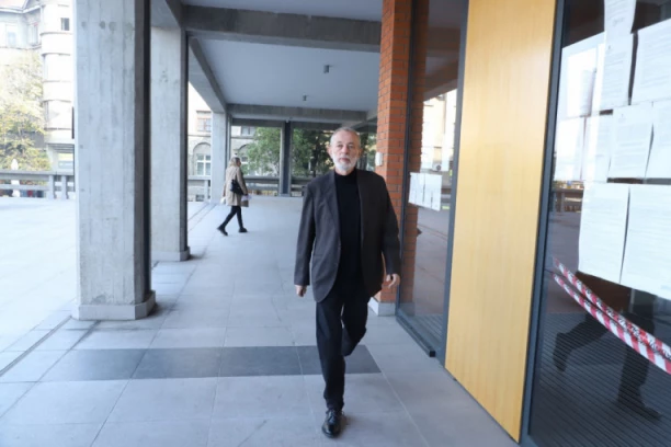 MIKA RAZMENJIVAO NEŽNOST U SUDU: Aleksićeva supruga se nije odvajala od muža koji je optužen za SILOVANJA i uznemiravanja