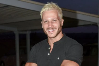 SKINUO SE SAŠA KOVAČEVIĆ" Pevač pokazao ISKLESANO TELO, žene ne mogu da dođu sebi! (FOTO)