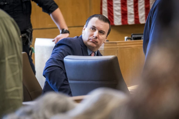 MEDICINSKI BRAT IZ PAKLA, UBIJAO JE PACIJENTE TAKO ŠTO IM JE UBRIZGAVAO VAZDUH U KRVNE SUDOVE! Osuđen je na smrt, a njegova reakcija je zaprepastila sudiju!