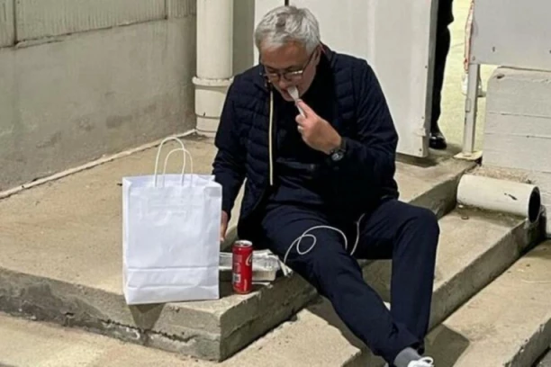 VEROVALI ILI NE, STVARNO JE POSEBAN: Murinjo večerao na stepeništu (FOTO)