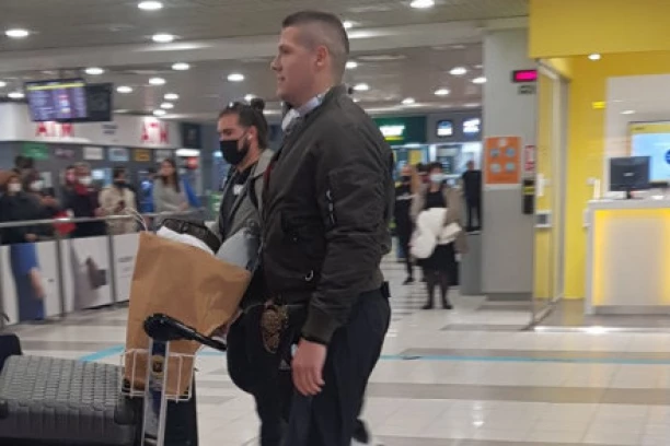 SLOBA RADANOVIĆ IZAZVAO HAOS U BEOGRADU: Pevač uhvaćen sa verenicom Jelenom, evo gde smo ih UHVATILI! (PAPARACO)