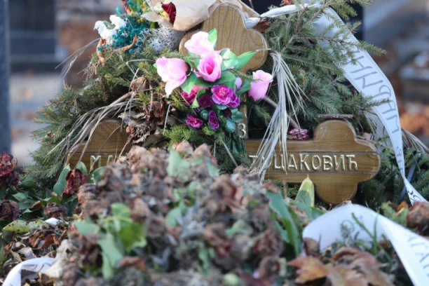 40 DANA OD SMRTI MARINE TUCAKOVIĆ: Na Novom groblju MUK I TIŠINA, danas Laća otkriva sve TAJNE ESTRADE? (FOTO)