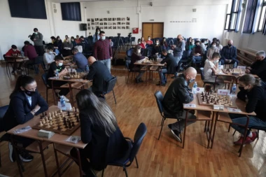 Borbenost i pamet uvek idu zajedno: U Matematičkoj gimnaziji održan šah meč između učenika ove škole i Šahovskog kluba "Borba" (FOTO)