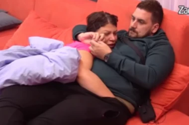 POPUSTILE KOČNICE TOTALNO! Miljana izvaćarila Zolu NAOČIGLED SVIH, pa mu zavukla ruku u GAĆE! (FOTO)
