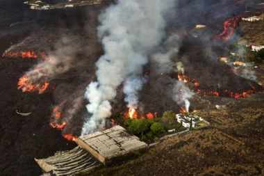 KANARSKO OSTRVO U PLAMENU: Vulkan kulja već 40 dana, a jaki zemljotresi ne sprečavaju entuzijaste da se približe (FOTO)