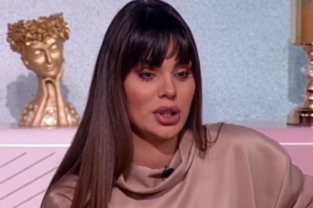 STIŽU RODE?! Mina Vrbaški kupila test za trudnoću, a onda odmah tražila i ove TABLETE!