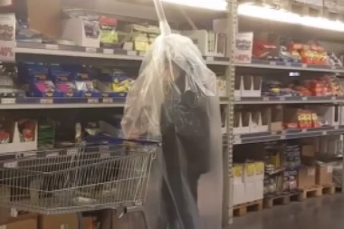 PRIZOR I Z HIPERMARKETA KOJI JE NASMEJAO SVE: Muškarac "hermetički zatvoren" najlonom obavlja kupovinu (VIDEO)