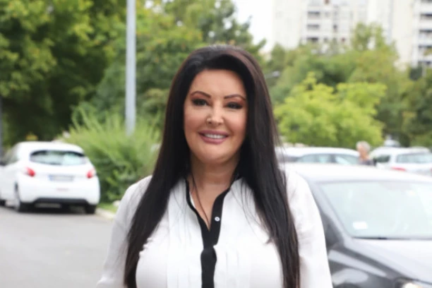ISPLIVALA DO SAD NIKAD VIĐENA SLIKA DRAGANE MIRKOVIĆ: Jana Todorović podelila fotografiju sa pevačicom, ne biste je nikada prepoznali! (FOTO)