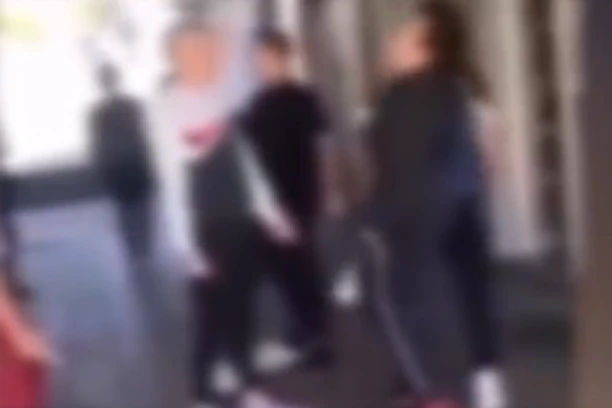 OTIŠAO PRAVO U POLICIJU! Oglasio se otac jednog od dečaka sa snimka brutalnog nasilja u Kraljevu: Nismo ga ovako vaspitali