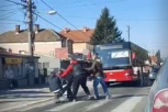 ŠIBANJE U BEOGRADU OD RANOG JUTRA: Grupa muškaraca se potukla na ulici, valjali se po podu i udarali (VIDEO)